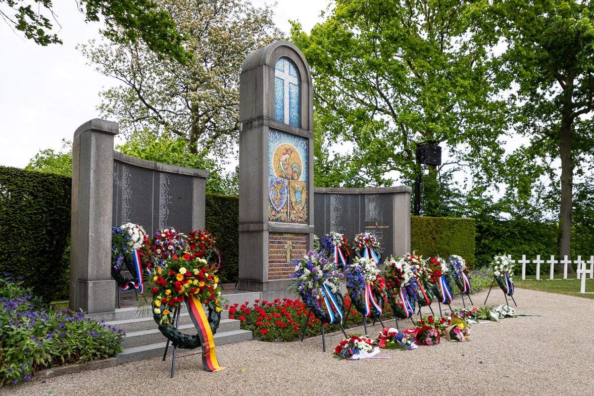 hugodejonge's tweet photo. Een moment van stilte op het Franse ereveld in Kapelle, waar Franse militairen rusten die in de Tweede Wereldoorlog in Nederland zijn gesneuveld. Een plek die herinnert aan de zware strijd voor onze vrijheid. Vrijheid is nooit vanzelfsprekend. Daarom blijven we herdenken. https://t.co/diUQiNPwi0