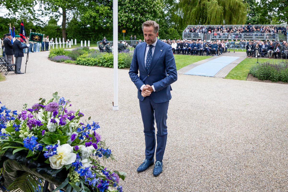hugodejonge's tweet photo. Een moment van stilte op het Franse ereveld in Kapelle, waar Franse militairen rusten die in de Tweede Wereldoorlog in Nederland zijn gesneuveld. Een plek die herinnert aan de zware strijd voor onze vrijheid. Vrijheid is nooit vanzelfsprekend. Daarom blijven we herdenken. https://t.co/diUQiNPwi0