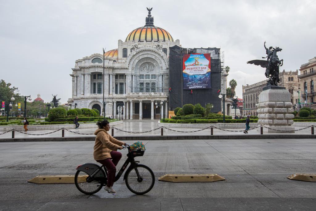 greenpeacemx's tweet photo. Hoy alzamos la voz para proteger Mahahual 🦎

Esta mañana activistas de Greenpeace tomaron acción en el palacio de bellas artes para visibilizar un mensaje urgente: https://t.co/uLdtPL54ju 👈
@SEMARNAT_mx ¿qué vas a decidir? https://t.co/VxuHAcSeYB