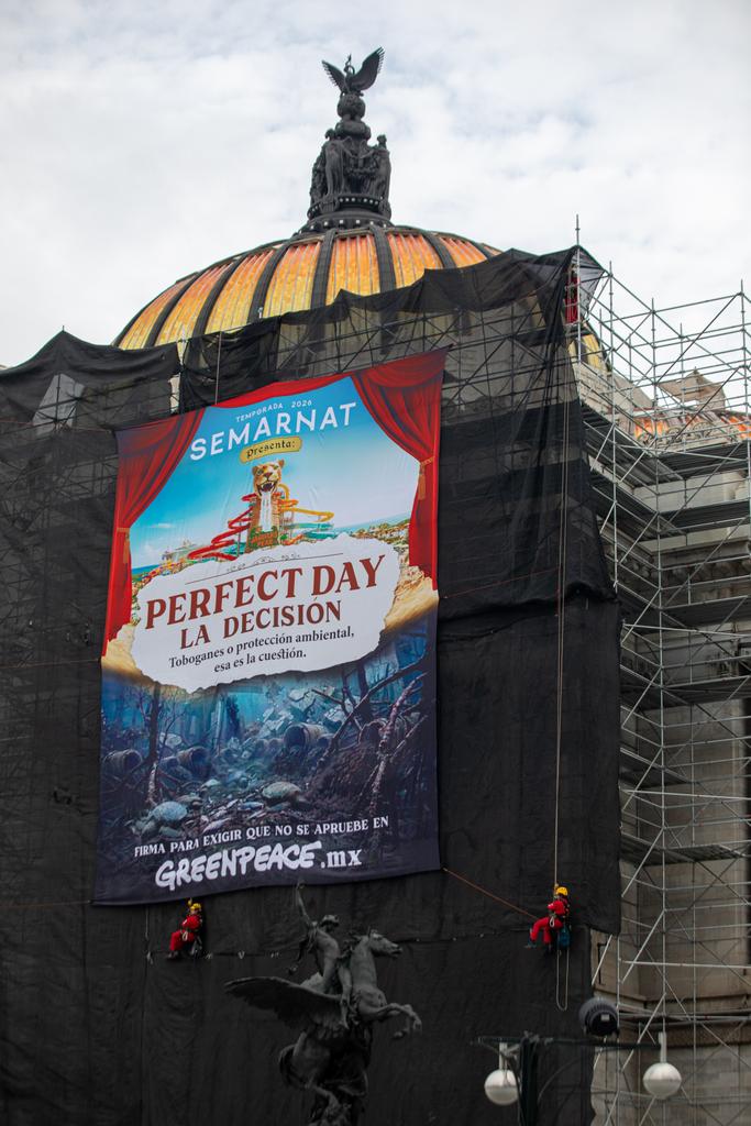 greenpeacemx's tweet photo. Hoy alzamos la voz para proteger Mahahual 🦎

Esta mañana activistas de Greenpeace tomaron acción en el palacio de bellas artes para visibilizar un mensaje urgente: https://t.co/uLdtPL54ju 👈
@SEMARNAT_mx ¿qué vas a decidir? https://t.co/VxuHAcSeYB