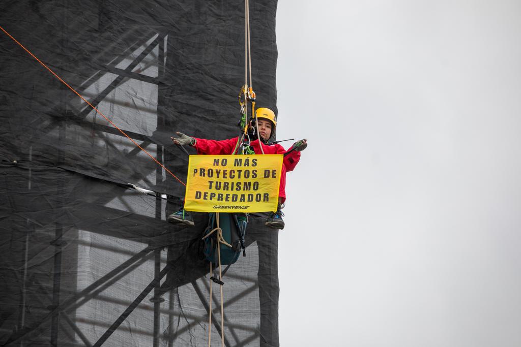 greenpeacemx's tweet photo. Hoy alzamos la voz para proteger Mahahual 🦎

Esta mañana activistas de Greenpeace tomaron acción en el palacio de bellas artes para visibilizar un mensaje urgente: https://t.co/uLdtPL54ju 👈
@SEMARNAT_mx ¿qué vas a decidir? https://t.co/VxuHAcSeYB