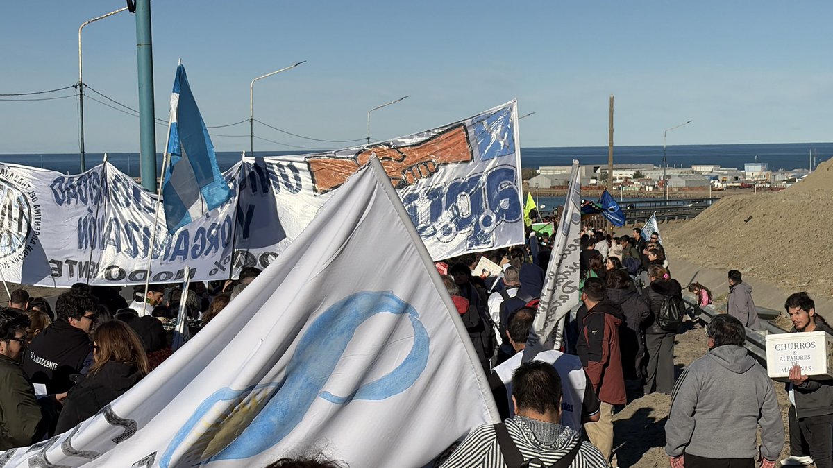 fernindalecio's tweet photo. Impresionante movilización de la comunidad de Comodoro Rivadavia en el marco de la #Marchauniversitariafederal 

#marchauniversitaria
#adu
#marchaporlasuniversidades https://t.co/FJRnad5UGy