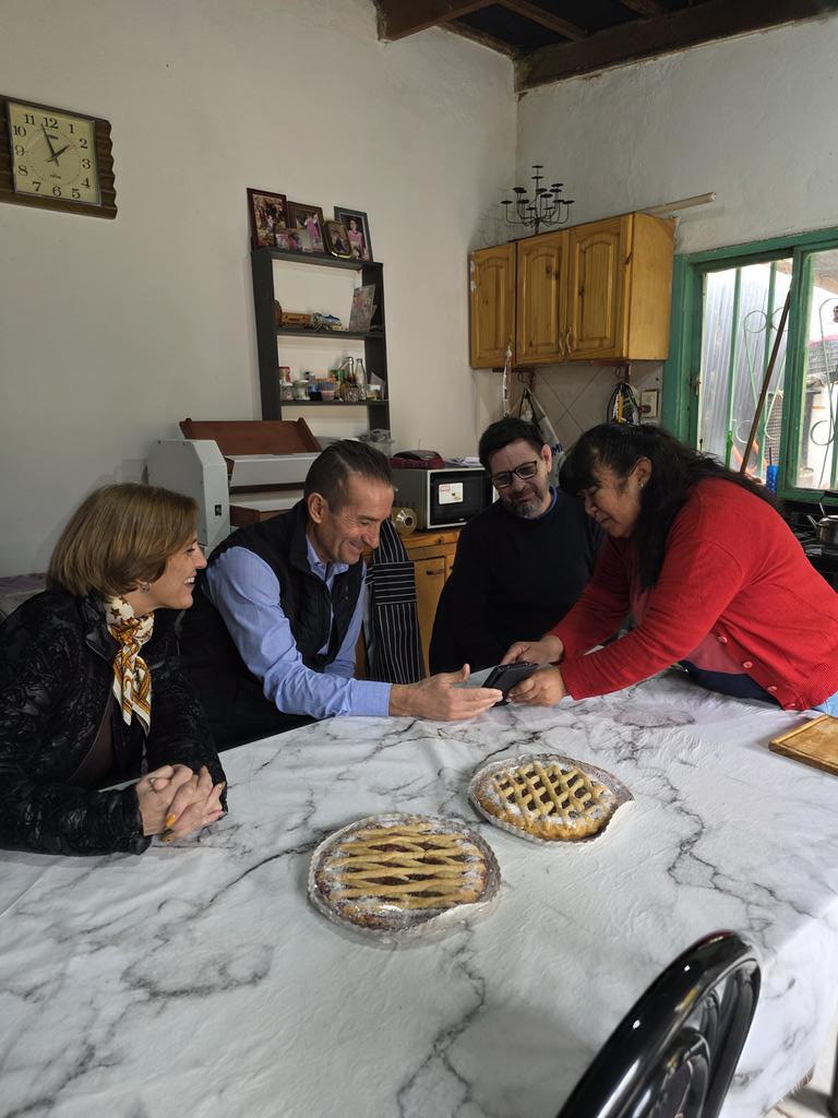 lorebarabini's tweet photo. Visitamos junto al Ministro @JorgeTobaresOk y el Coordinador de Créditos Claudio Mendez, a Andrea Llanca, emprendedora de Cutral Co y beneficiaria del crédito #NeuquenFinancia del @IADEPNeuquen para fortalecer su emprendimiento de pastelería. https://t.co/koWEB2OPTc