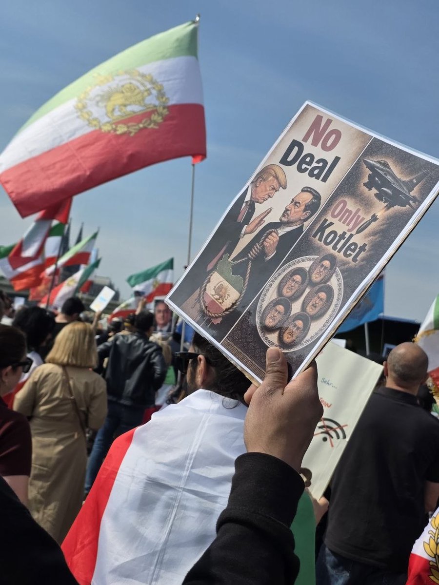 Nehir11906409's tweet photo. @politico @Jokernejad @PahlaviReza @DashaBurns @POLITICOLive We chose our leader, We wrote with our blood on the streets, His name is His Majesty Reza Shah Second 🫡👑💙
#KingRezaPahlavi
#JavidSha #ElonInternetForIran https://t.co/A5F6YRZWbq