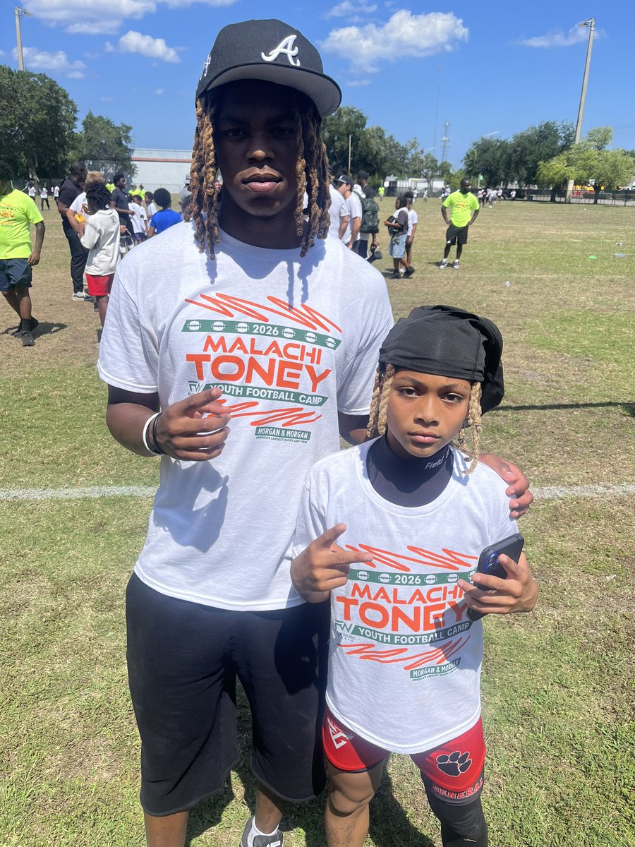 JuicemanKyle5's tweet photo. Me and a couple Miami hurricanes @MaliToney10 @_chrisewaldsr @ChrisEwaldjr #earlycommit ππ½π§‘π https://t.co/FyEm1J54gF