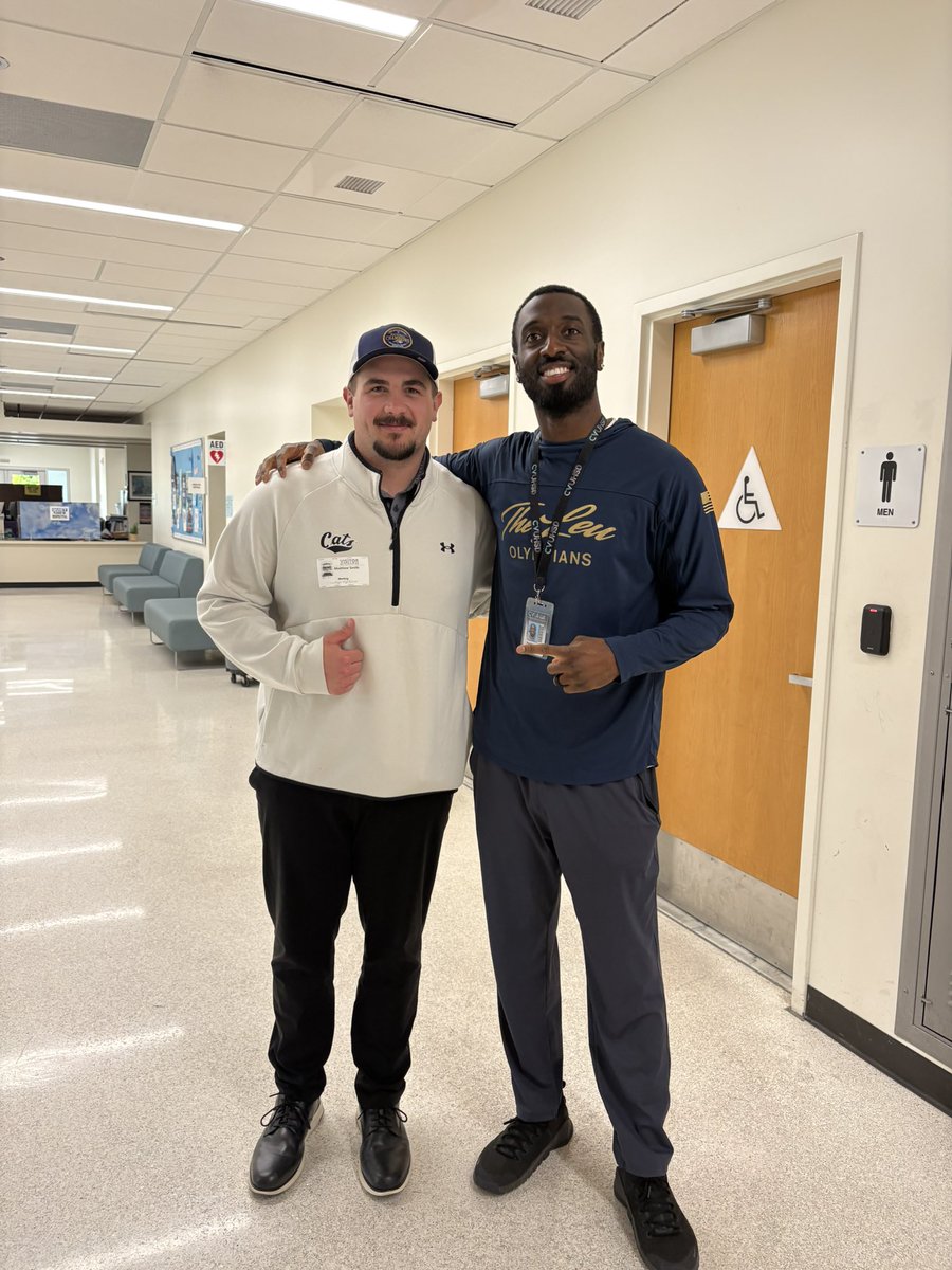 Leuzinger_fb's tweet photo. NATIONAL CHAMPIONS Montana State Bobcats in the #LeuHouse!
Thank you @CoachSmith59 for stopping by The Leu!
#WhyNotLeu π€·πΎββοΈπ https://t.co/e69xWHBwFF