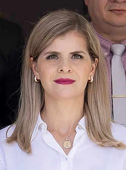 HolisLely's tweet photo. @Manujing28 Para mí ella sí se ve mayor de su edad real, pero los looks avejentados que le ponen no le ayudan en nada. Cuando anda cabello suelto no se ve tan ñora como con los moños https://t.co/7SOjgBo6rD