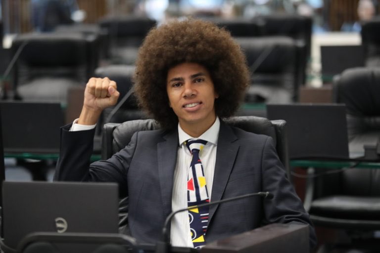 eunatashapoa's tweet photo. O deputado estadual do PT @Renatoafjr está sendo perseguido na Assembleia do Paraná por denunciar corruptos. Essa é a mesma estrutura que tentou, sem sucesso, cassar o meu mandato aqui em Porto Alegre quando denunciei a corrupção no DMAE. Força, companheiro! Estamos contigo! ✊🏻 https://t.co/tZXUemphCw