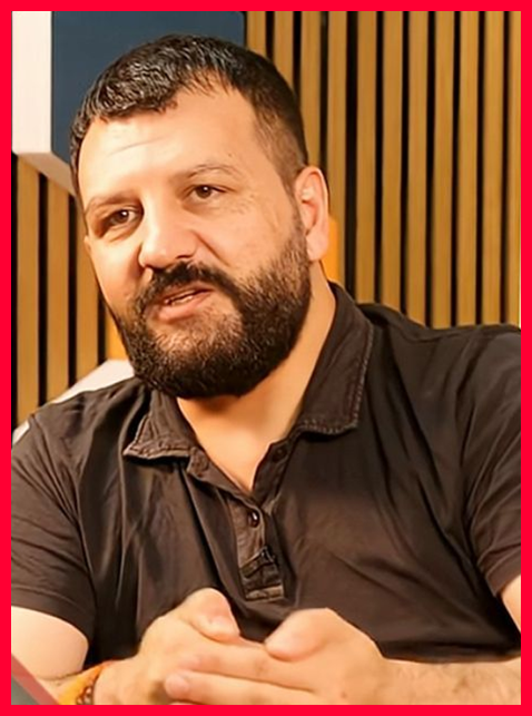 RudawTurkce's tweet photo. Araştırmacı Sedat Ulugana, "Kürt milliyetçiliği" temalı 97 yıllık tarihi bir belgeyi gün yüzüne çıkardı

Ulugana belgeyi paylaştı:

"1929'da Güney Kürdistan’da dağıtılan bu ‘hançer’ figürlü  bildiri, erken dönem Kürt milliyetçiliğinin yalnızca etnik bir uyanış değil, aynı zamanda sömürgecilik, merkezileşme ve kaynak aktarımına karşı gelişen güçlü bir siyasal tepki olduğunu göstermesi açısından son derece önemli"

https://t.co/D2mbNyd178