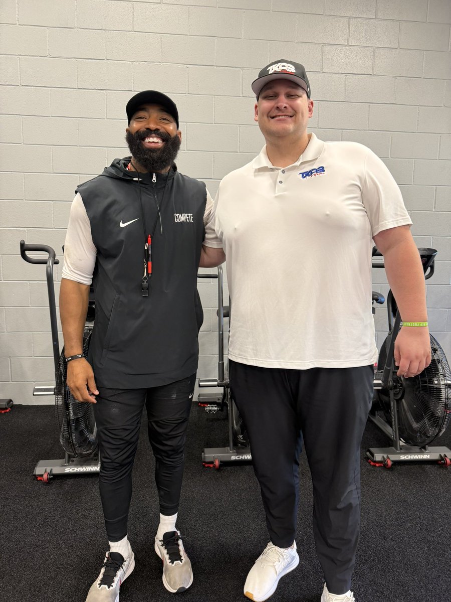 Shaun_Rut's tweet photo. @walker_lott appreciate you always stopping through and showing our boys love https://t.co/XpaGeHPUom