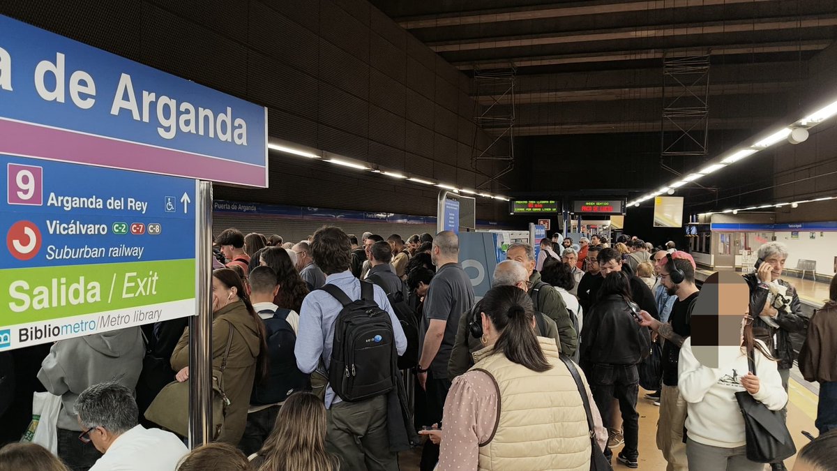 Linea9sinB's tweet photo. Puerta de Arganda 19:15 de hoy. @metro_madrid y @jorgerodrigodo lo de que “no habrá demanda para que todos los trenes lleguen a Arganda” en 2030, es algo que ya ahora en 2026 no tiene sentido. https://t.co/kx0rMlEbYf