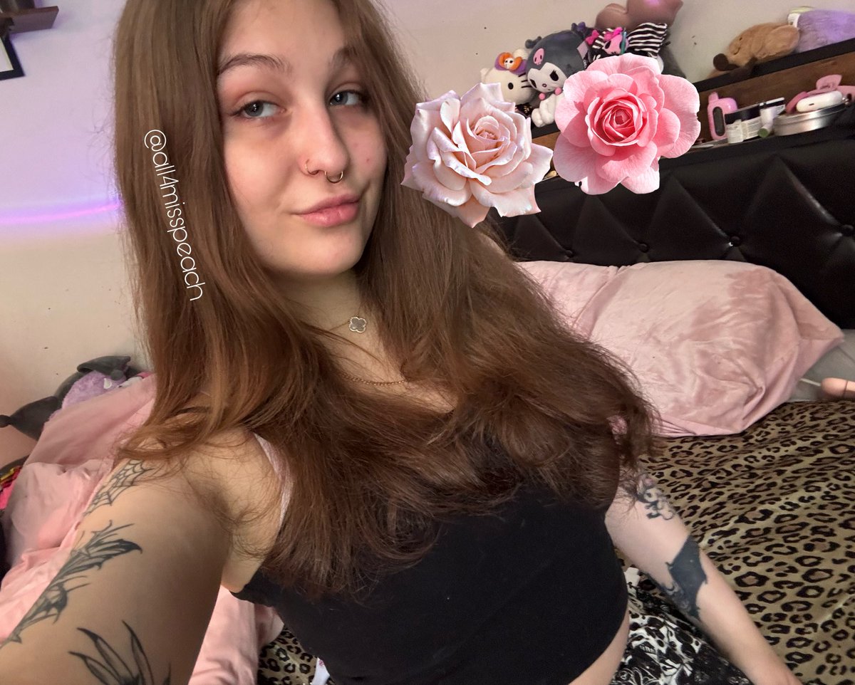 all4misspeach's tweet photo. Buy me houseplants and tell me I’m pretty 🤏🏻💗 https://t.co/MSwqXm86aX