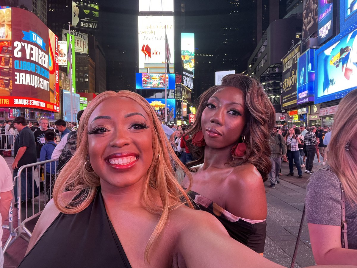 _luvnae's tweet photo. @CallMeZhae And takeover Times Square 💋 https://t.co/3kkQjbYzKr