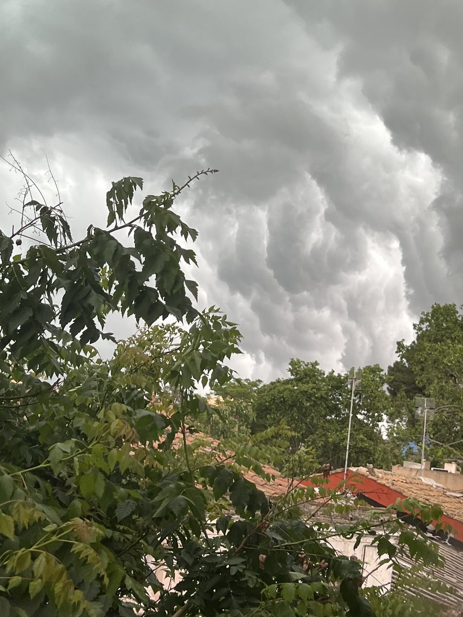 NP___18's tweet photo. @Stormyalert Así se veía desde Sant Boi de Llobregat https://t.co/qOQyLeomBN