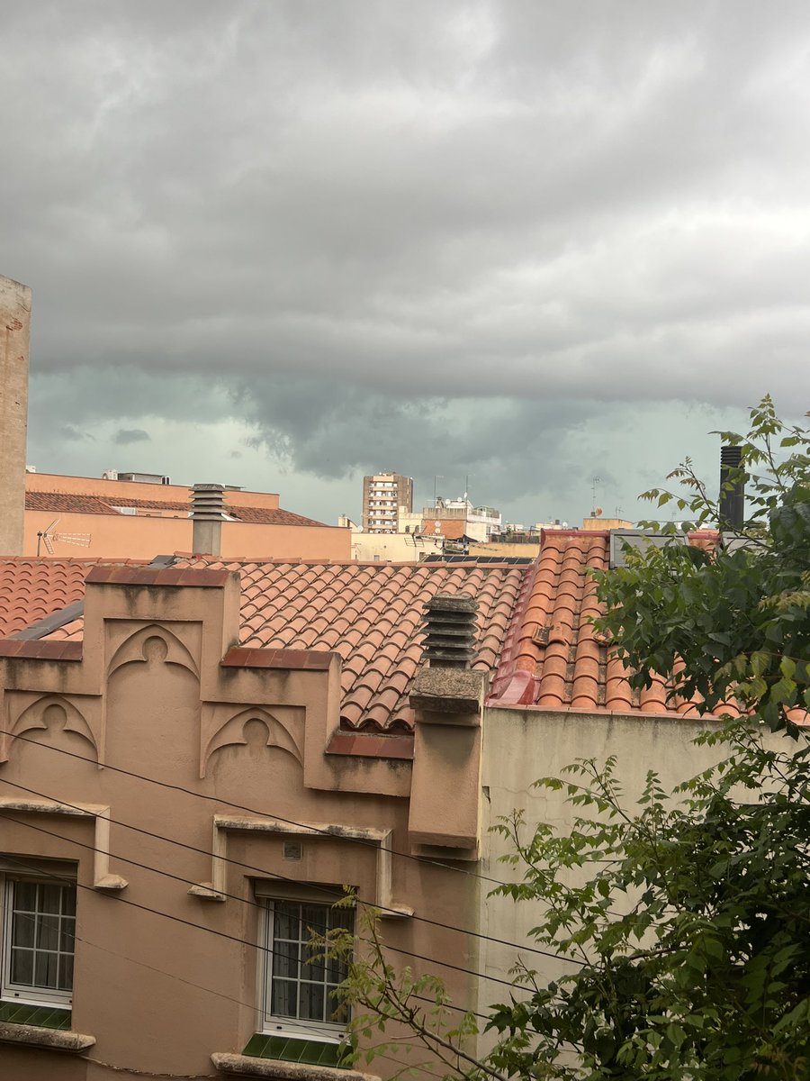 NP___18's tweet photo. @Stormyalert Así se veía desde Sant Boi de Llobregat https://t.co/qOQyLeomBN