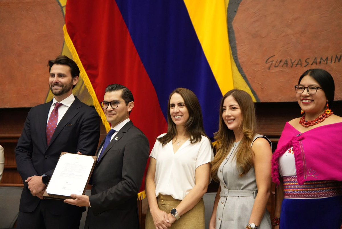 annabellazinok's tweet photo. Cada sesión de la @AsambleaEcuador es una oportunidad para reconocer a quienes impulsan al país 🇪🇨 

Hoy rendimos homenaje a los 50 años de #FEDEXPOR y avanzamos en el segundo debate de la Ley de Gobernanza del Espacio Marino-Costero. Dos temas distintos, pero con algo en común: pensar en el Ecuador con visión de largo plazo.

#Legislamos @Fedexpor