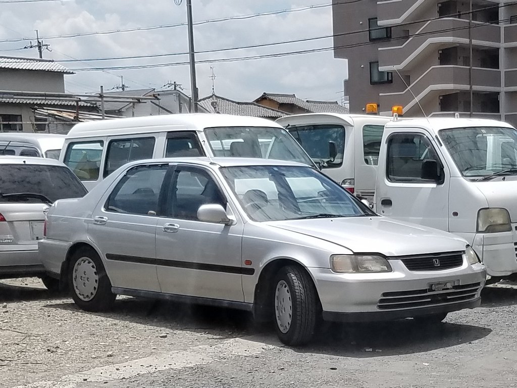 FRANCOGENTILE's tweet photo. @notboros @martindefranco @nicoschenquer En realidad, es un Honda Domani de primera generación 1992 pero reestilizdo por Rover en 1995. https://t.co/8DwNjOBSPA