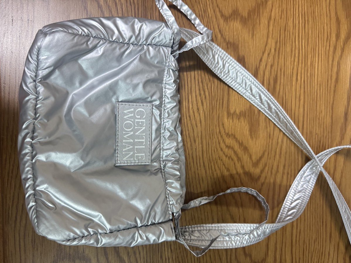 pprewmmm1's tweet photo. GENTLEWOMAN Dumpling Bag(mini) สีเงินเมทัลลิก 560บาท รวมส่ง

#ส่งต่อกระเป๋ากระเป๋าสะพายข้าง #ส่งต่อกระเป๋า #กระเป๋ามือสอง https://t.co/l0ZTAlW0ak