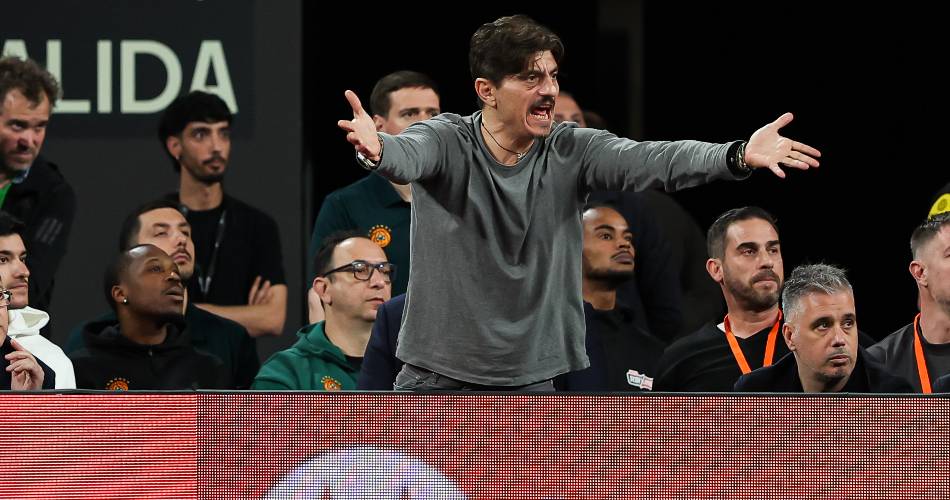 EurohoopsES's tweet photo. ¡Dimitris Giannakopoulos ha viajado a Valencia!

🚨 A pesar de que tiene prohibida la entrada al Roig Arena, el presidente del Panathinaikos ha viajado está en la ciudad donde se jugará el quinto partido de playoffs

🤔 “Hace sol también en Valencia, vamos a ver qué pasa…” https://t.co/vyJpEaW3of