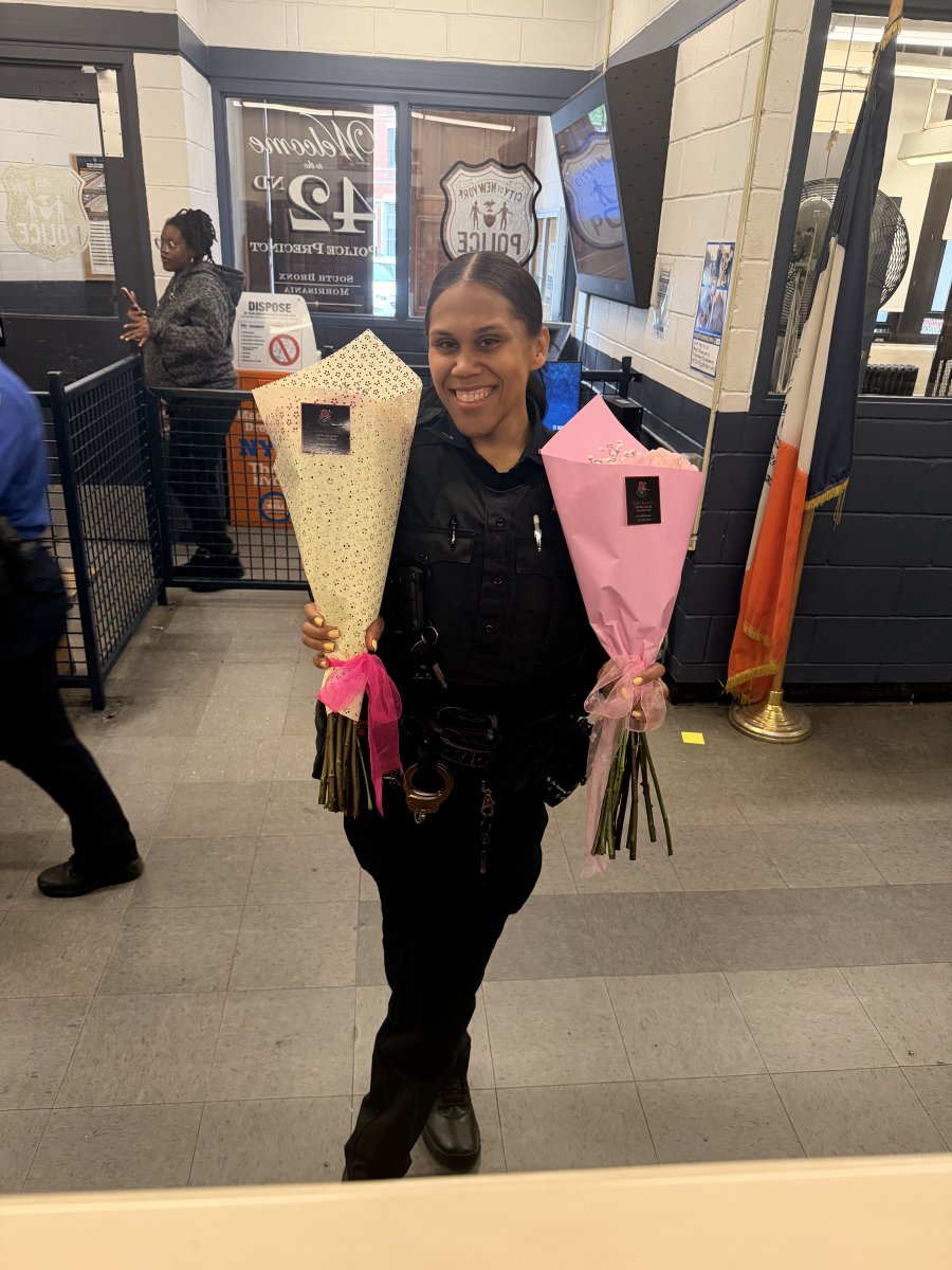 NYPD42Pct's tweet photo. We would like to thank Global Roses Inc for recognizing and honoring the women of our Precinct . As officers, mothers, mentors, and nurturers, we wear many hats each day. Your thoughtful gesture and beautiful roses were truly appreciated. 🌹 https://t.co/3sOC2Nr8Kq