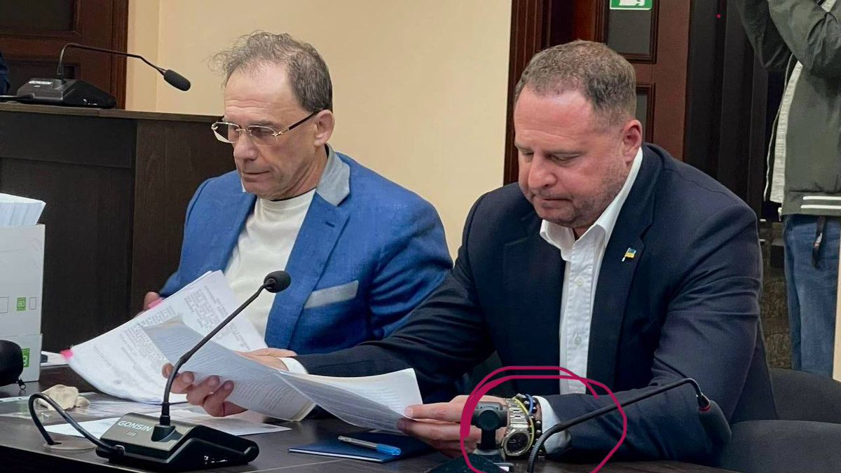 rudenko_s's tweet photo. Цікаво, що це за "фєнєчки" у Єрмака на руці? Від вроків, зглазу чи від тюрми? Як думаєте, друзяки? https://t.co/ZAth6R2lNw