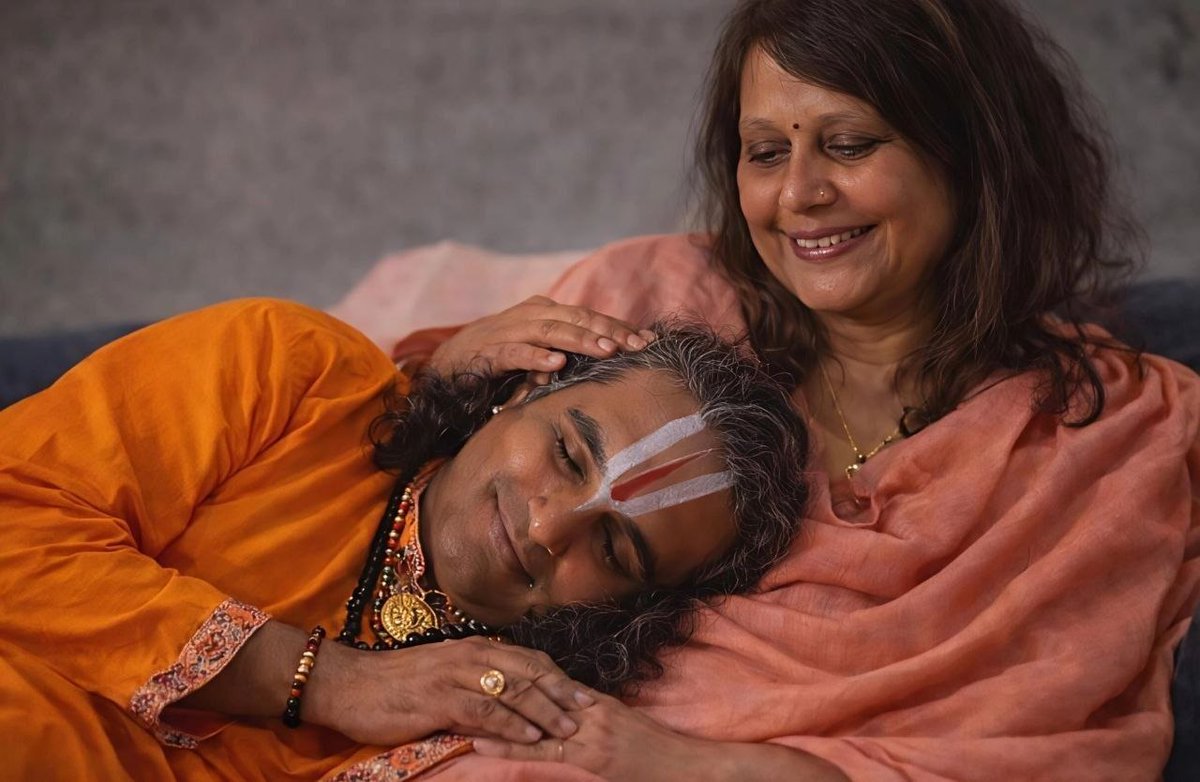 BhaktiMargaPL's tweet photo. Wpis Paramahamsy Vishwanandy nr 1 z 10.05.2026 r.

PV: Dzięki swojej bezinteresownej służbie rodzinie, a także uwadze i trosce, jaką otacza wszystkich wokół, matka staje się przejawem samej boskości. Opuszcza swój rodzinny dom, by w nowej rodzinie stać się światłem radości i miłości. Otwiera swe serce tak szeroko, że potrafi przygarnąć do niego każdego, tak jakby był jej własnym dzieckiem. Takie właśnie jest serce Boskiej Matki. Każda matka to jedyna w swoim rodzaju cząstka wiecznej Boskiej Matki. Kochająca, troskliwa, niezwykle opiekuńcza, radosna i niewinna – aspekty Jej piękna są niezliczone. Na Ziemi obecne są niezliczone formy Boskiej Matki. Wykraczając poza doczesną osobowość tego świata, każdy człowiek jest iskrą Boga. Ale jak często naprawdę postrzegamy innych w ten sposób? Zbyt często skupiamy się na tym, co powierzchowne i ograniczone. Jednakże ten dzień, podobnie jak wszelkie inne uroczystości ku czci Boga, powinien wam przypominać o tej wiecznej, pełnej miłości rzeczywistości, która kryje się za wszystkim, co istnieje. Głęboka miłość matki pozwala nam z bliska doświadczyć miłości samego Boga. Do tego stopnia, że gdy Bhagawan, Satguru, inkarnuje się na tym świecie, pierwszą więź również nawiązuje z matką. Ta nieskończona boskość także pragnie Jej bezwarunkowej miłości i troski – tej niewinnej i w pełni oddanej istoty. A kiedy boska natura Satguru objawia się światu, werset napisany przez Guru Ardźan Dewdźiego pasuje do Niego wprost idealnie: „Gurdayv maataa gurdayv pitaa gurdayv suaamee parmaysuraa” (Znaczenie: Boski Guru jest moją matką, Boski Guru jest moim ojcem, Boski Guru jest moim Panem i Najwyższym Bogiem). Niech Boska Matka ześle na wszystkich swoje błogosławieństwo. Niech wszystkie rodziny – matki, ojcowie i dzieci – odnajdą inspirację, by żyć razem w miłości, trosce, radości i pokoju. Wszystkiego najlepszego z okazji Dnia Matki dla was wszystkich.