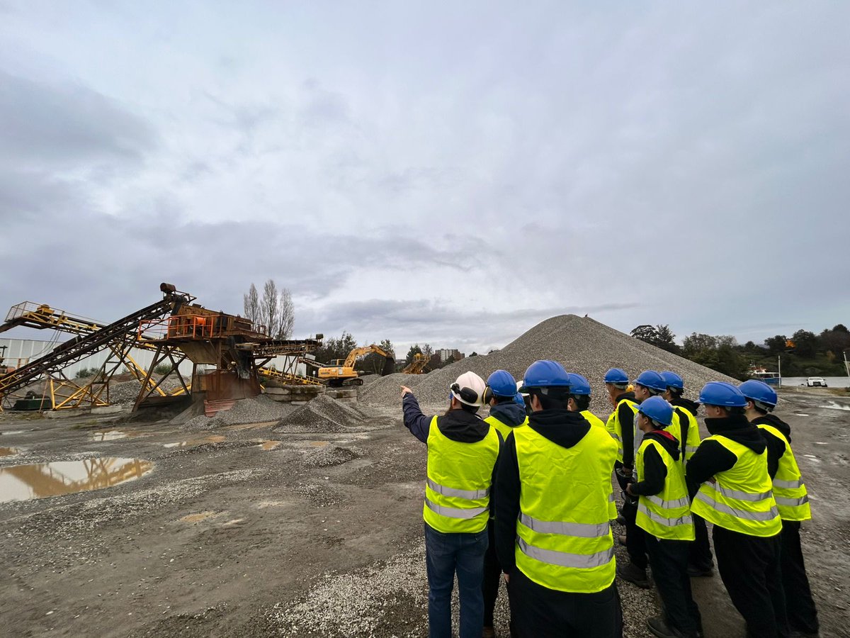 CChCValdivia's tweet photo. 👷👷‍♀️Estudiantes de cuarto medio del Liceo Técnico Profesional de Llifén realizaron la primera Ruta del Hormigón, actividad realizada en el contexto del proyecto Construyo mi Futuro de la #CChC sede #ValdiviaCL. https://t.co/JevpD1Htvq