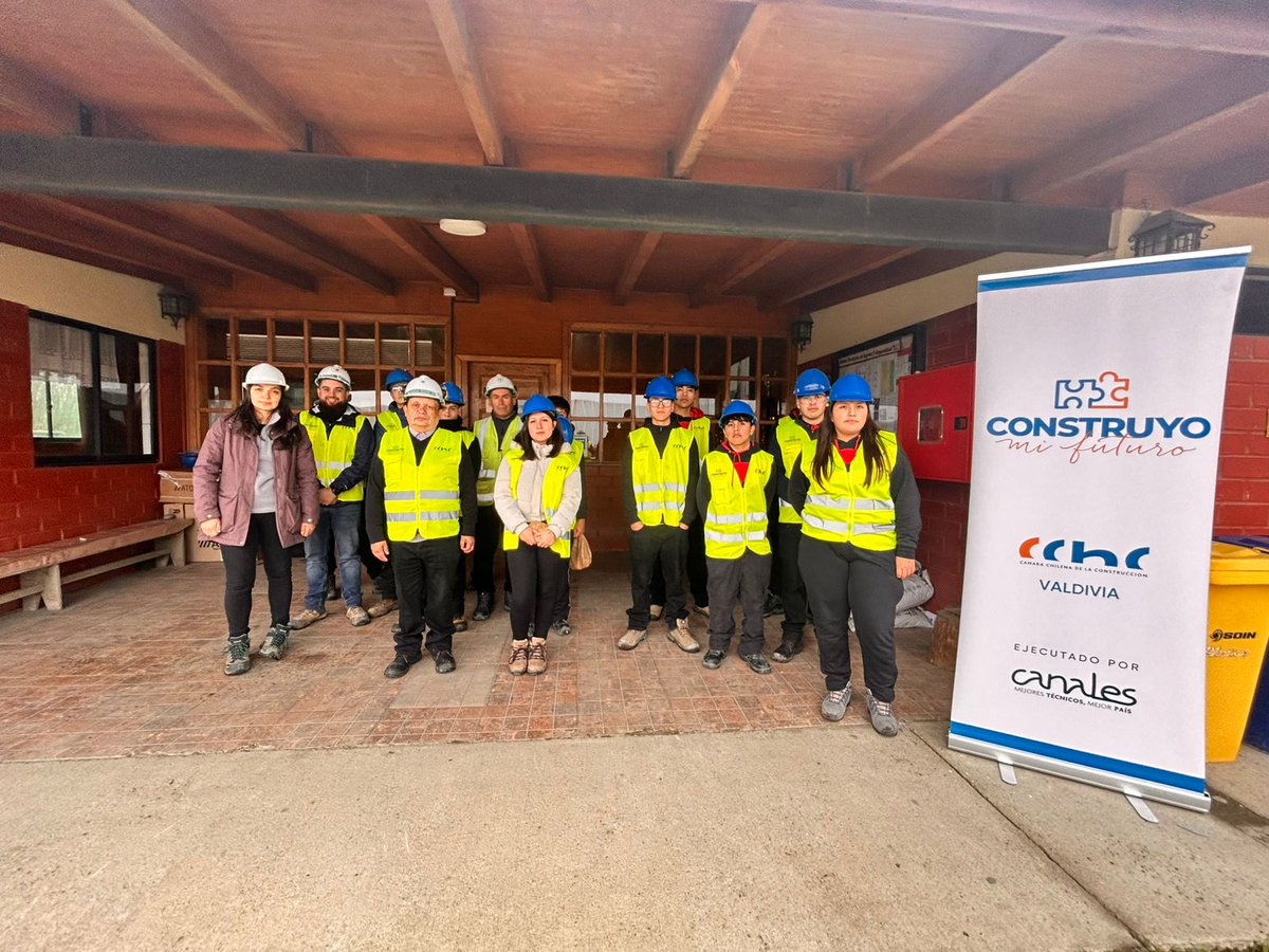 CChCValdivia's tweet photo. 👷👷‍♀️Estudiantes de cuarto medio del Liceo Técnico Profesional de Llifén realizaron la primera Ruta del Hormigón, actividad realizada en el contexto del proyecto Construyo mi Futuro de la #CChC sede #ValdiviaCL. https://t.co/JevpD1Htvq
