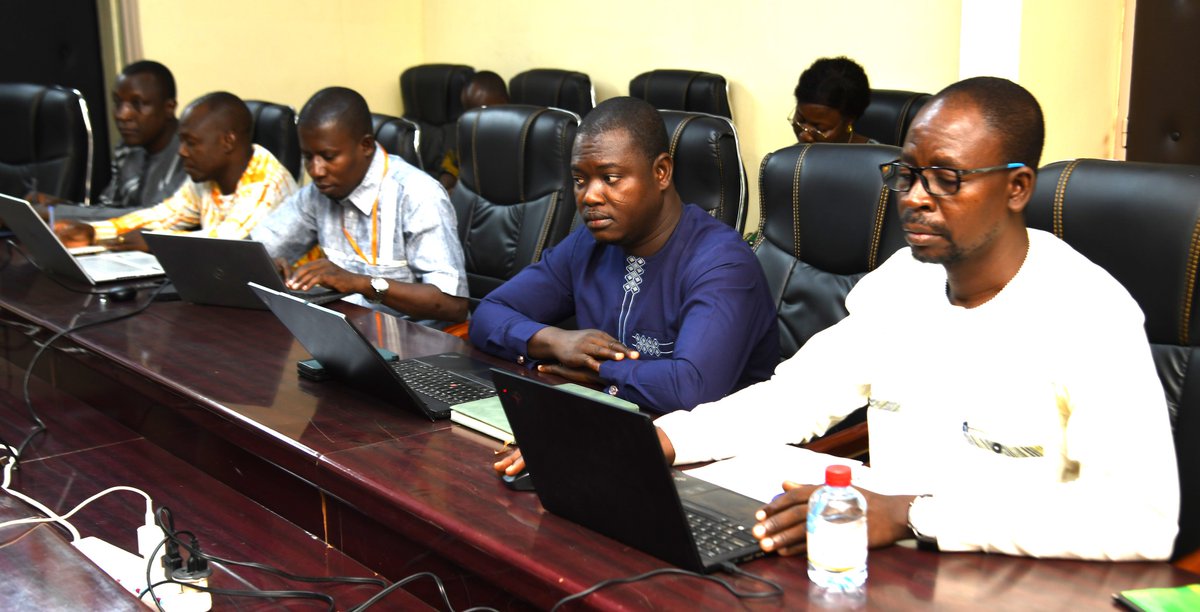 eliekabore's tweet photo. Mines et énergie : Les acteurs préparent la feuille de route de l’AN II de l’AES
• Le Capitaine Ibrahim TRAORÉ, assure la présidence de l’AES
• 3 activités sont prévues dans les domaines de l’énergie et des mines

Suite : https://t.co/1QXn1CcXbZ
@Minesactubf https://t.co/Y3WEZb6gqJ