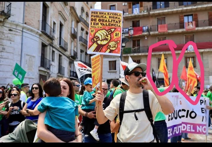 PROFESORES:
“La huelga de profesores no está politizada”
Los profesores: 👇👇👇👇👇