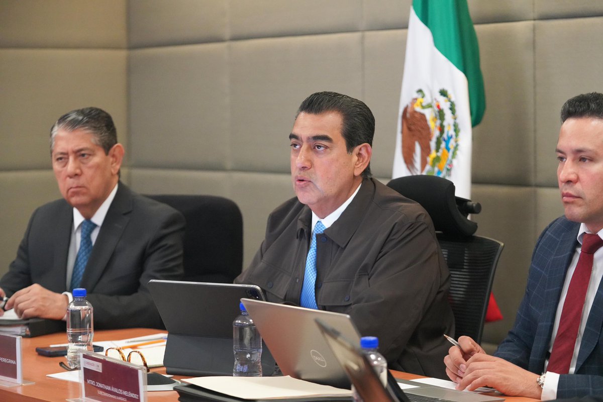 SergioSalomonC's tweet photo. ¡En el @INAMI_mx estamos listas y listos para recibir al mundo! De cara al Mundial de Fútbol 2026 ⚽, estamos realizando un esfuerzo muy importante para que México esté a la altura de este gran evento internacional y podamos recibir a nuestros visitantes con el profesionalismo que nos distingue como institución, y con la calidad y calidez que nos distingue como nación 🇲🇽. 

Este martes tuvimos una reunión con los titulares de las Oficinas de Representación y Aeropuertos para refrendar el compromiso que tenemos de cara al Mundial de futbol .

Como lo ha instruido nuestra Presidenta, la Dra. @Claudiashein, fortalecemos todas nuestras áreas para garantizar que este momento sea una oportunidad para mostrar lo mejor de nuestro país.