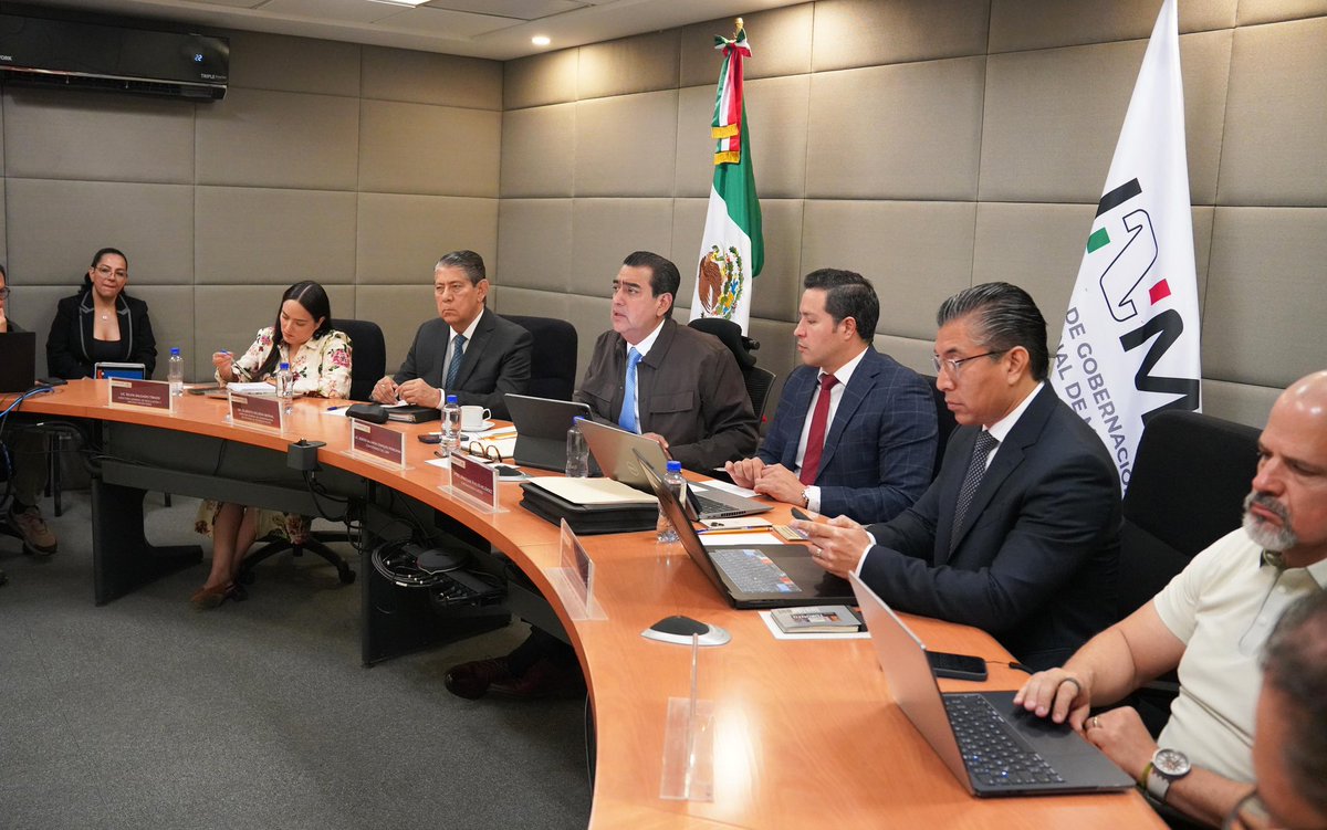 SergioSalomonC's tweet photo. ¡En el @INAMI_mx estamos listas y listos para recibir al mundo! De cara al Mundial de Fútbol 2026 ⚽, estamos realizando un esfuerzo muy importante para que México esté a la altura de este gran evento internacional y podamos recibir a nuestros visitantes con el profesionalismo que nos distingue como institución, y con la calidad y calidez que nos distingue como nación 🇲🇽. 

Este martes tuvimos una reunión con los titulares de las Oficinas de Representación y Aeropuertos para refrendar el compromiso que tenemos de cara al Mundial de futbol .

Como lo ha instruido nuestra Presidenta, la Dra. @Claudiashein, fortalecemos todas nuestras áreas para garantizar que este momento sea una oportunidad para mostrar lo mejor de nuestro país.
