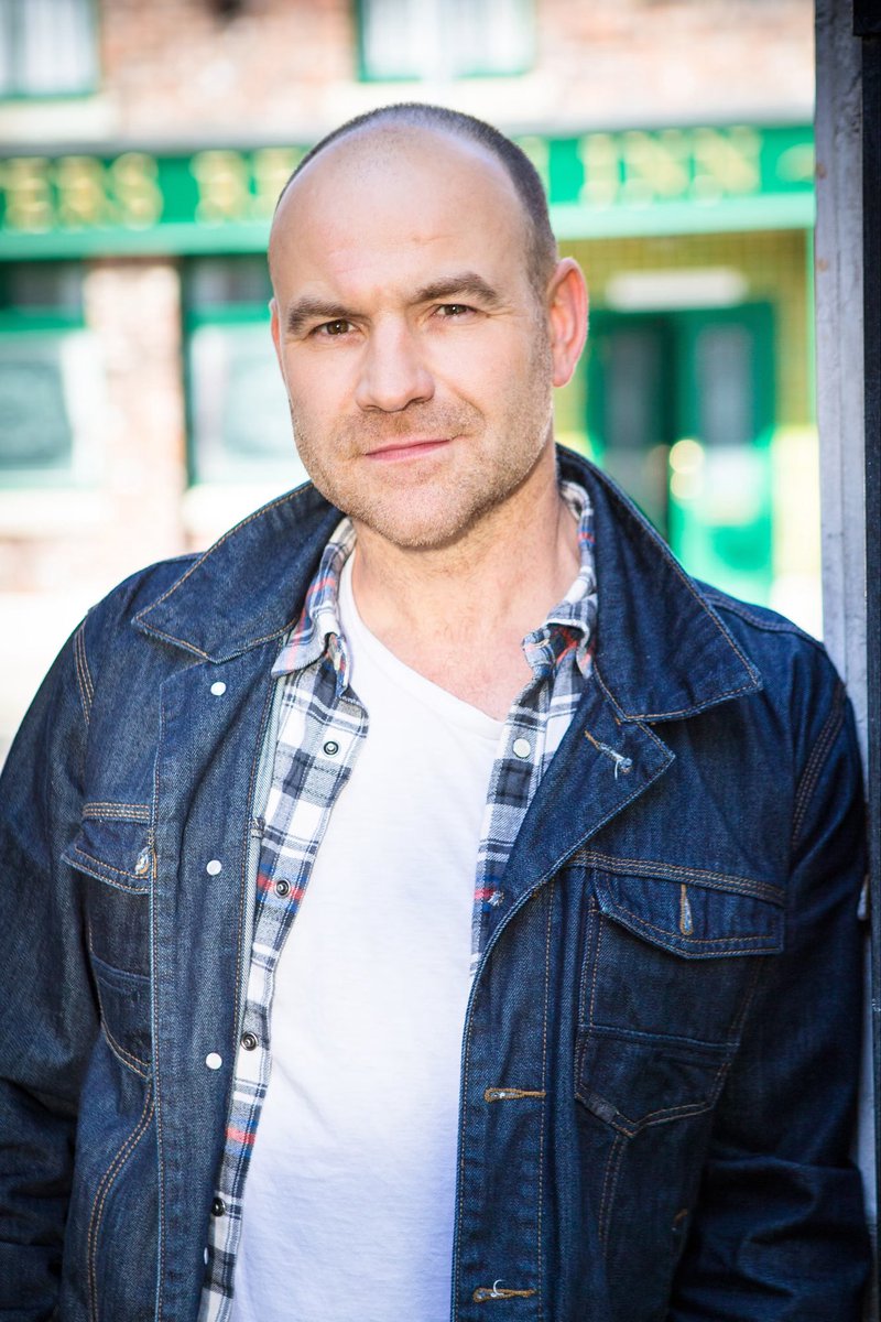 EmmaArchibald3's tweet photo. Not all heroes wear capes. Some wear denim jackets and drive cabs #Corrie https://t.co/SCxDPH9viJ