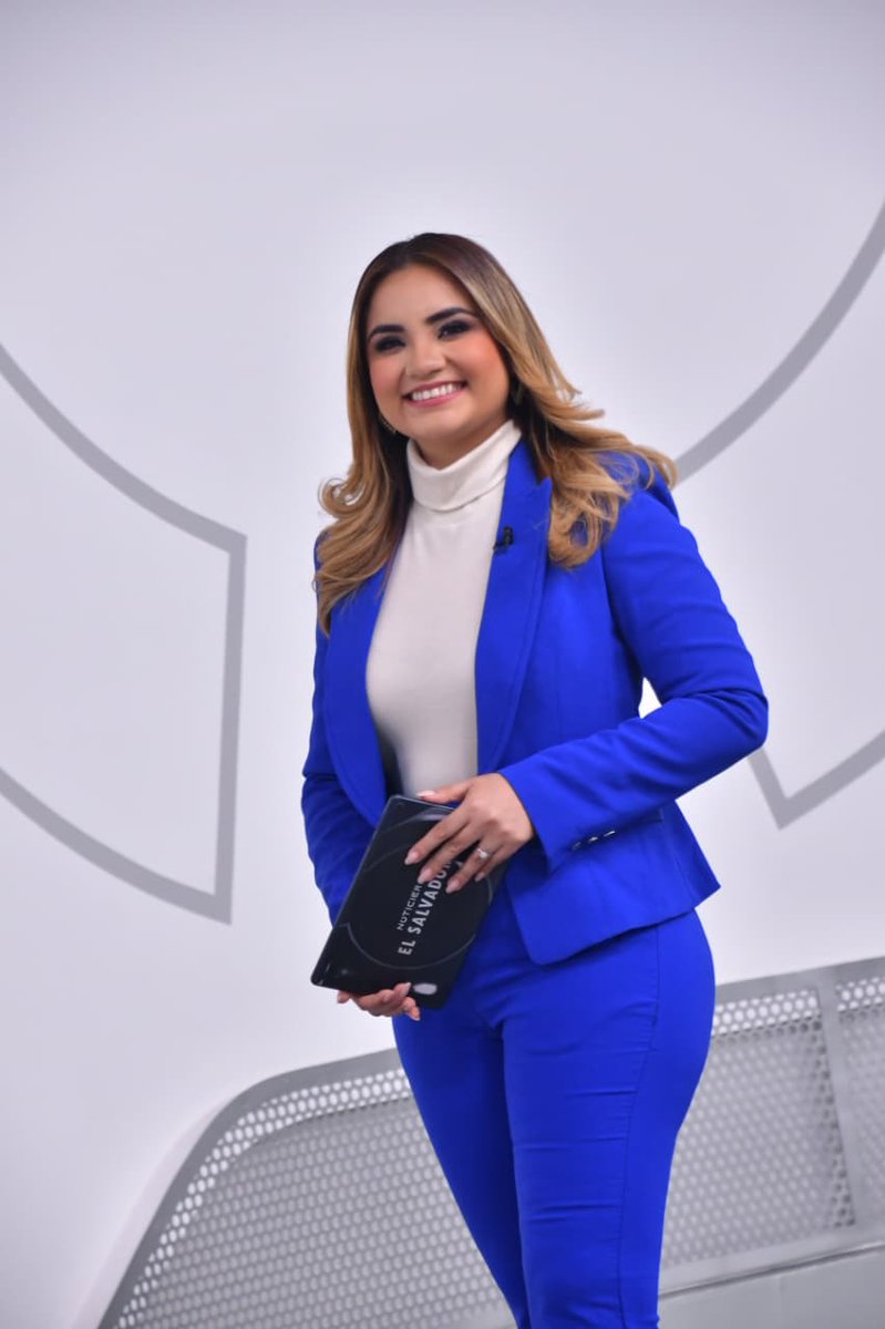 NoticieroSLV's tweet photo. En nuestra edición del mediodía, te acompaña @StephanieDCTV, con las noticias más relevantes de hoy.

Sigue nuestra transmisión en vivo por la señal de @Canal10Sv, YouTube y TikTok Live. https://t.co/8Ihn2oZfie