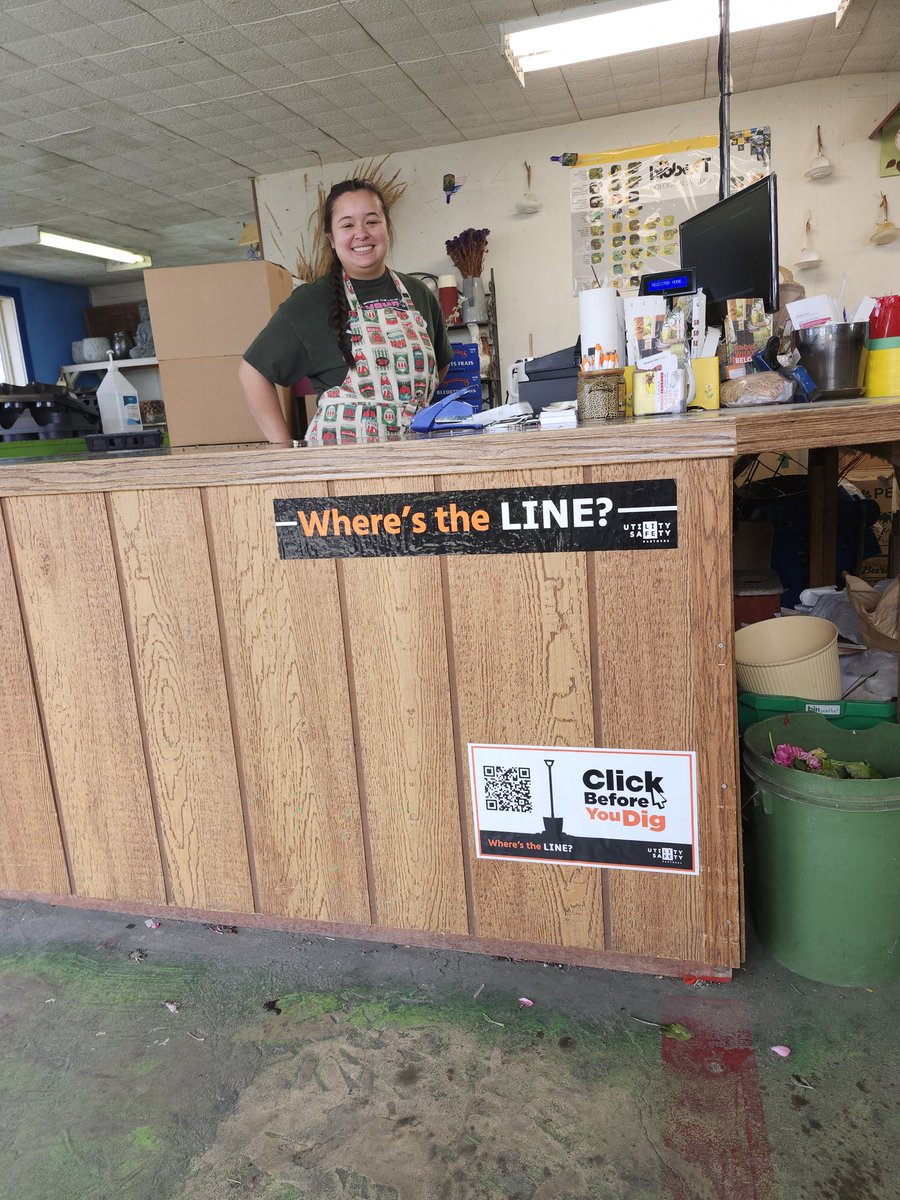 digsafeyeg's tweet photo. St Albert Greenhouse are great supporters of #clickbeforeyoudig , #looklocatelive , #wherestheline and #SafetyFirst. Ralph , Julianna and Ratreeas share the #locate message with all their customers . https://t.co/uHI9nW79Yu