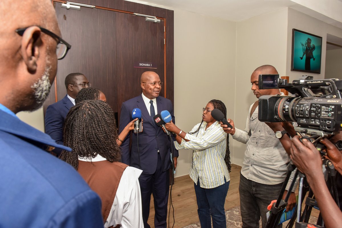 AWFbroadcast's tweet photo. Hier @AWFbroadcast et @AfDB avons tenu un atelier de restitution du rapport diagnostic sur l’assainissement urbain au Sénégal, présidé par M. Cheikh Tidiane DIEYE. Le rapport estime le marché à ~$565M (2025) → $1.3B (2050). #Assainissement #AUSII #Sénégal #WASH #Investissement https://t.co/WQE2LANVYb