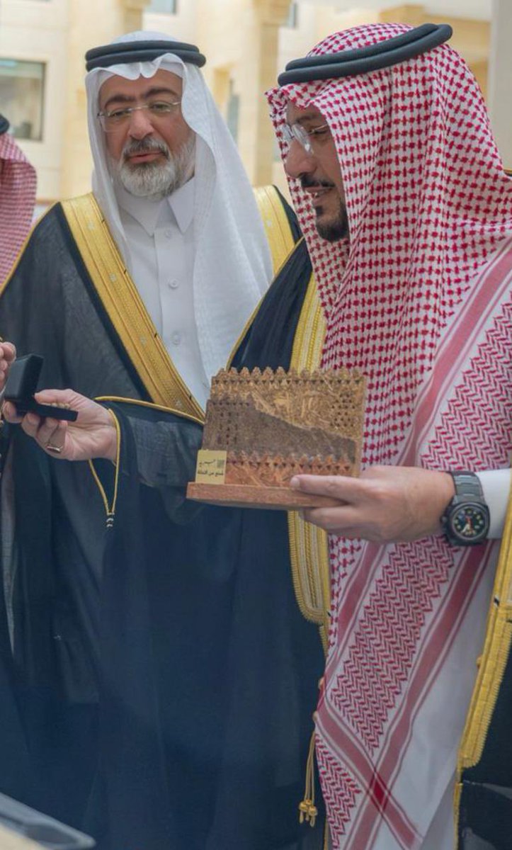 jareed_gift's tweet photo. تشرفنا في #جريد بزيارة سمو أمير منطقة القصيم لنا في البوث المشاركة ضمن حملة المركز الوطني للنخيل والتمور لدعم الاستفادة من نواتج النخيل، وذلك في مقر الإمارة، وبحضور نائب وزير البيئة والزراعة والمياه واستعراض سبل الاستفادة من نواتج النخيل. https://t.co/J07apnBext