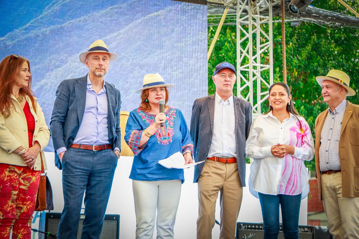 UEenEcuador's tweet photo. #MesdeEuropa 🥳🇪🇺 | "El #Eurofest es mucho más que un festival; es un puente vivo donde el aspecto institucional da paso a lo más valioso que tenemos: el encuentro entre seres humanos. Porque la cultura nos conecta de forma inmediata. Este festival ha sido pensado para todos: para la niñez, la juventud, las familias, artistas y emprendedores.
Este despliegue de creatividad y cultura en cada stand es el resultado del espíritu de #EquipoEuropa. Gracias por ser parte de la celebración de nuestra amistad presente y del futuro que estamos construyendo entre Europa 🇪🇺 y Ecuador 🇪🇨"
Jekaterina Doródnova, @EUAmbEcuador Embajadora de la Unión Europea en Ecuador.
#CulturalDiplomacy
@AlemaniaQuito
@BelgicaenLima
@embespecuador
@FranceEquateur
@ItalyinEcuador
@HumboldtEcuador
@AFQuito
@centroespanolec
@PichinchaGob