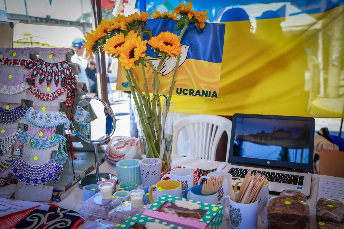 UEenEcuador's tweet photo. #MesdeEuropa 🥳🇪🇺 | 🇺🇦 Por primera vez dimos la bienvenida en #Eurofest a la Asociación Ecuatoriano - Ucraniana @mfa_ukraine @UKinPeru con su propio espacio 🩵💛para compartir su riqueza cultural y la resiliencia de su pueblo.
Su presencia nos recuerda que #Europa es mucho más que un territorio: es una comunidad unida por valores. La presencia de #Ucrania fue un testimonio de resiliencia y un recordatorio de que nuestra unidad se fortalece en la solidaridad y en la defensa compartida de la paz, la libertad y la dignidad humana.🕊️✨
#CulturalDiplomacy #StandWithUkraine
