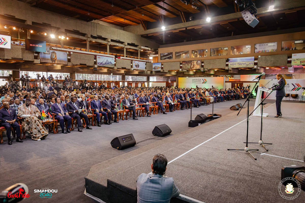 presidencegn's tweet photo. 🟢 𝐒𝐨𝐦𝐦𝐞𝐭 𝐀𝐟𝐫𝐢𝐜𝐚 𝐅𝐨𝐫𝐰𝐚𝐫𝐝 𝐚̀ 𝐍𝐚𝐢𝐫𝐨𝐛𝐢 : 𝐥𝐞 𝐏𝐫𝐞́𝐬𝐢𝐝𝐞𝐧𝐭 𝐝𝐞 𝐥𝐚 𝐑𝐞́𝐩𝐮𝐛𝐥𝐢𝐪𝐮𝐞 𝐒.𝐄 𝐌𝐚𝐦𝐚𝐝𝐢 𝐃𝐎𝐔𝐌𝐁𝐎𝐔𝐘𝐀 𝐩𝐨𝐫𝐭𝐞 𝐥𝐞 𝐏𝐫𝐨𝐠𝐫𝐚𝐦𝐦𝐞 𝐒𝐢𝐦𝐚𝐧𝐝𝐨𝐮 𝟐𝟎𝟒𝟎 𝐞𝐭 𝐩𝐥𝐚𝐢𝐝𝐞 𝐩𝐨𝐮𝐫 𝐮𝐧𝐞 𝐀𝐟𝐫𝐢𝐪𝐮𝐞 𝐦𝐚𝐢̂𝐭𝐫𝐞𝐬𝐬𝐞 𝐝𝐞 𝐬𝐨𝐧 𝐝𝐞𝐬𝐭𝐢𝐧 𝐞́𝐜𝐨𝐧𝐨𝐦𝐢𝐪𝐮𝐞. 

Le sommet « Africa Forward », ouvert lundi à Nairobi au Kenya, a pris fin ce mardi après deux journées d’échanges stratégiques consacrées à l’avenir économique, énergétique et technologique du continent africain. Cette rencontre de haut niveau a réuni plusieurs chefs d’État et de gouvernement, des représentants d’institutions internationales, des investisseurs, des entrepreneurs, des membres de la société civile ainsi que des acteurs de la jeunesse africaine.

🔗  https://t.co/TIaS5T7ckQ

DCI-PRG