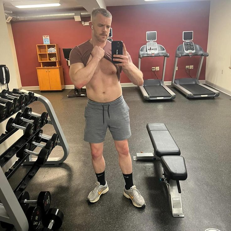 netomontebelo's tweet photo. Russell Tovey 🖤🔥🔥 https://t.co/EbTtvoOASq