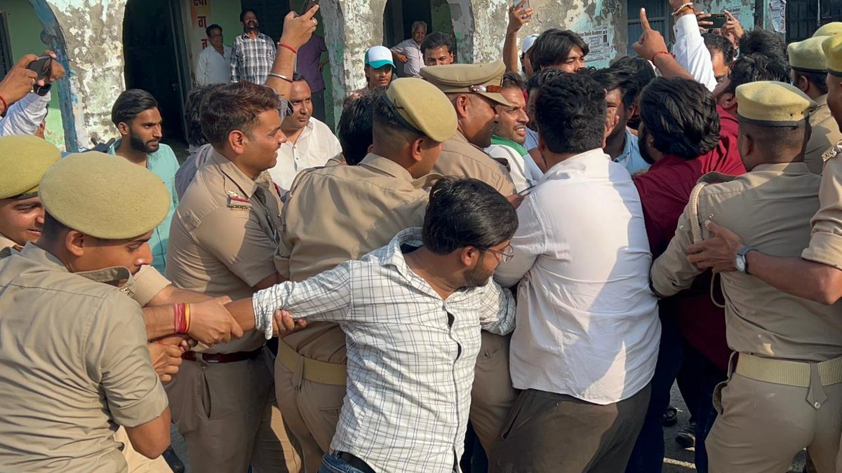 nsui's tweet photo. आज NSUI उत्तर प्रदेश के साथियों द्वारा शाहजहांपुर में NEET पेपर लीक और NTA की विफलता के विरोध में प्रदर्शन किया। 22 लाख छात्रों के भविष्य के साथ खिलवाड़ करने वाली इस भ्रष्ट व्यवस्था के खिलाफ छात्रों का गुस्सा सड़कों पर है।

ज़ब तक शिक्षा मंत्री धर्मेंद्र प्रधान के इस्तीफा और NTA जैसी भ्रष्ट संस्था को बंद नहीं किया जाता है और NEET छात्रों को न्याय नहीं मिल जाता, NSUI का संघर्ष लगातार जारी रहेगा।