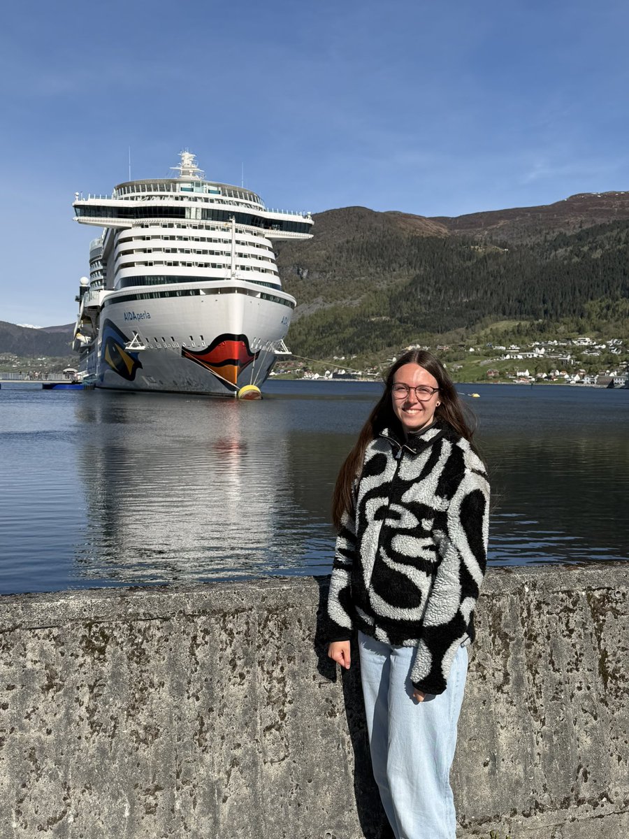 alinaxshr's tweet photo. casually rockin my blob fleece in Norway 🙂‍↕️ https://t.co/Yz4GmwRkI3