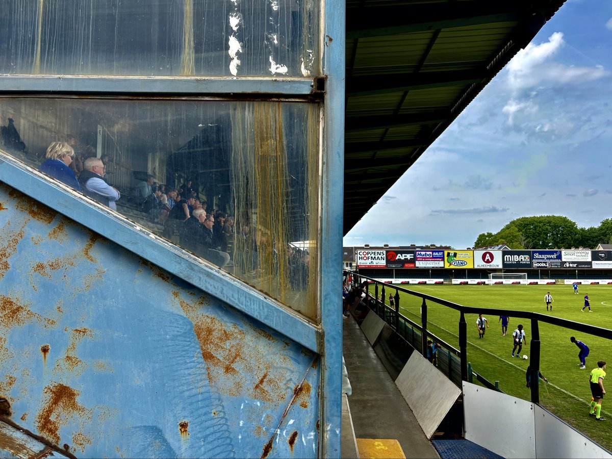 rwilkowski1's tweet photo. Eendracht Aalst, a Belgian household name in the 90s, went bankrupt in early 2025 and returned last summer as Eendracht Aalst Lede. Last Sunday, 3,000 fans at their intimate Pierre Cornelisstadion watched them seal promotion to the 4th tier. ⚽️🇧🇪 https://t.co/1GcSDsSlcK