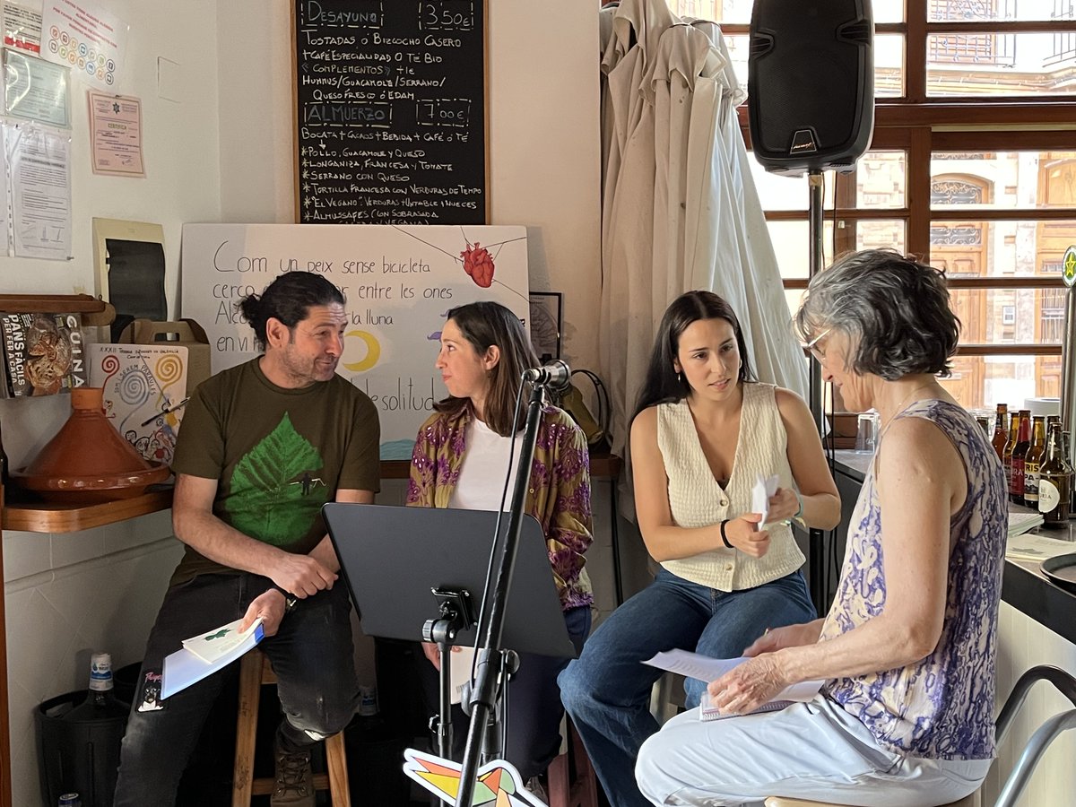AdaPavia's tweet photo. Sembrant poesia com cada primavera 🐧a @SAlboraia 
@evallorensc amb @MjEscriva i les joves poetes d@edicions96 https://t.co/NEkWpxtnLm