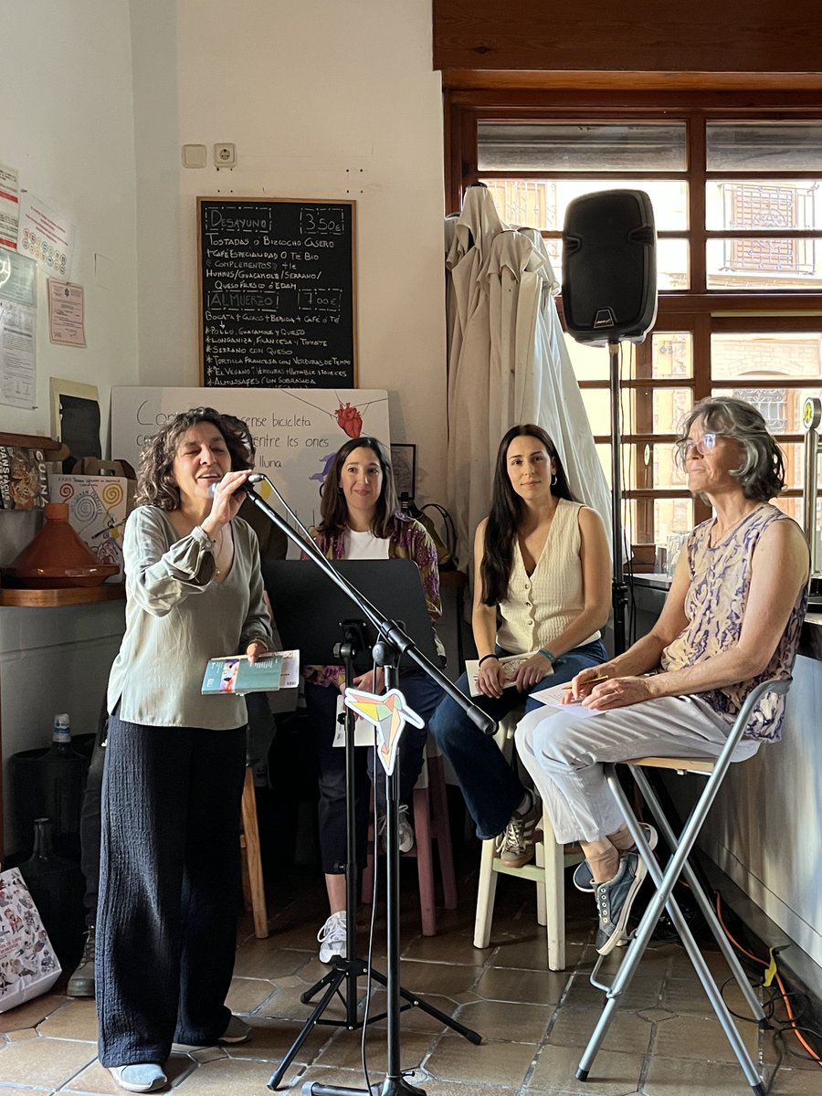 AdaPavia's tweet photo. Sembrant poesia com cada primavera 🐧a @SAlboraia 
@evallorensc amb @MjEscriva i les joves poetes d@edicions96 https://t.co/NEkWpxtnLm