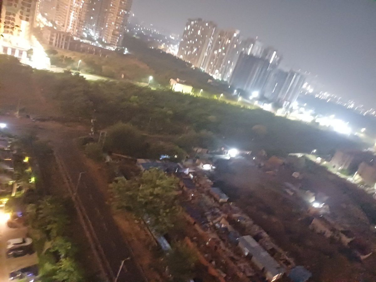 vojha035's tweet photo. @OfficialGNIDA कोको काउंटी सोसाइटी, सेक्टर 10, ग्रेटर नोएडा वेस्ट के सामने एवं साइड की सभी स्ट्रीट लाइट ���ंद ��ड़ी हैं, जिसके कारण रात के समय पूरा क्षेत्र अंधेरे में रहता है। इससे सुरक्षा संबंधी गंभीर समस्या उत्पन्न हो रही है। ऐसी स्थिति में किसी भी प्रकार की लूटपाट या दुर्घटना . https://t.co/ep88RoKcLc