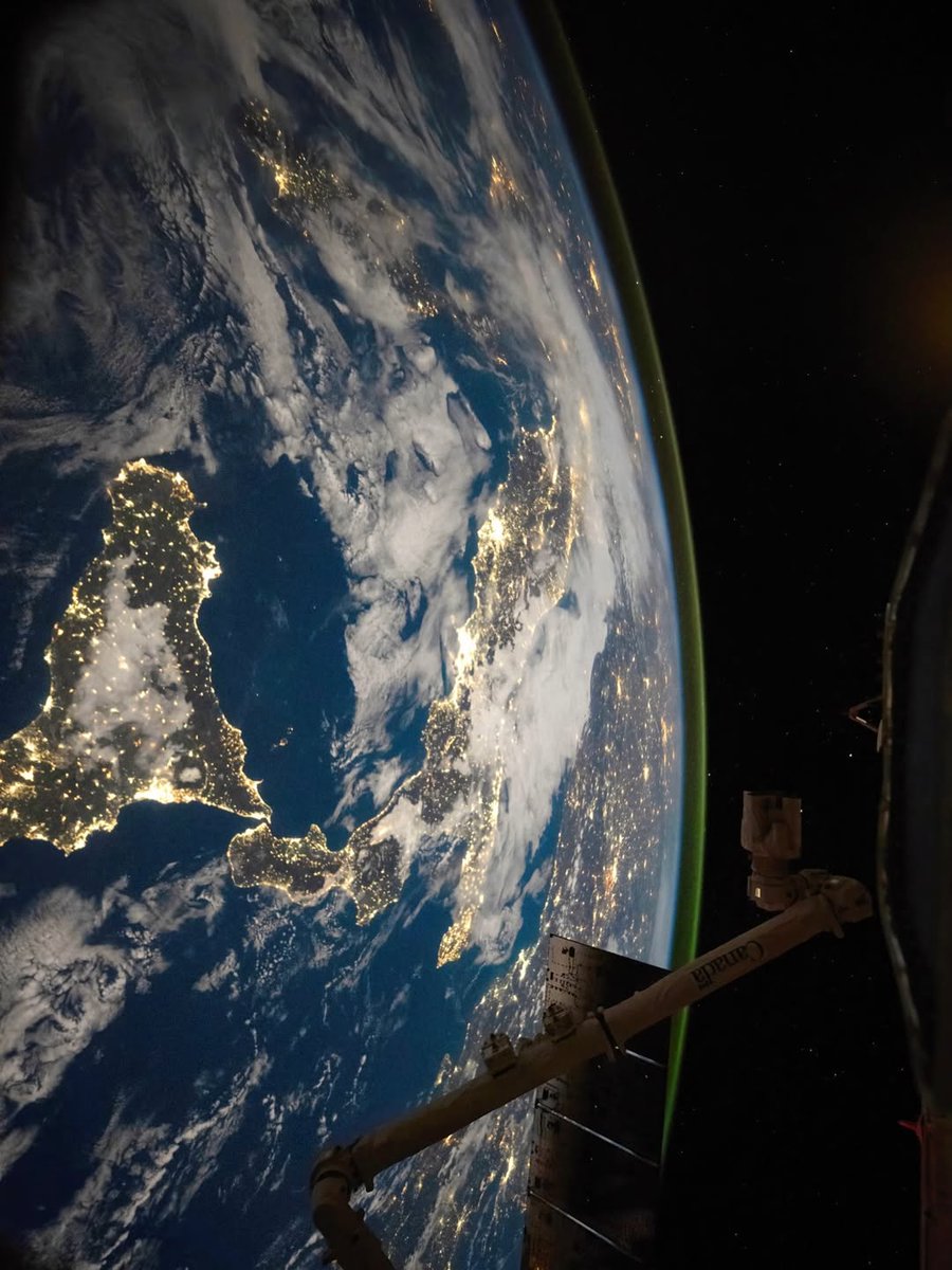 astrosteven_'s tweet photo. Che cosa stavate facendo il 28 Febbraio?

Perchè dalla Stazione Spaziale Internazionale vi hanno fotografato.

L'Italia vista dallo spazio.
A destra invece si può vedere un sottile velo, è la nostra atmosfera. https://t.co/got4gxRbzc