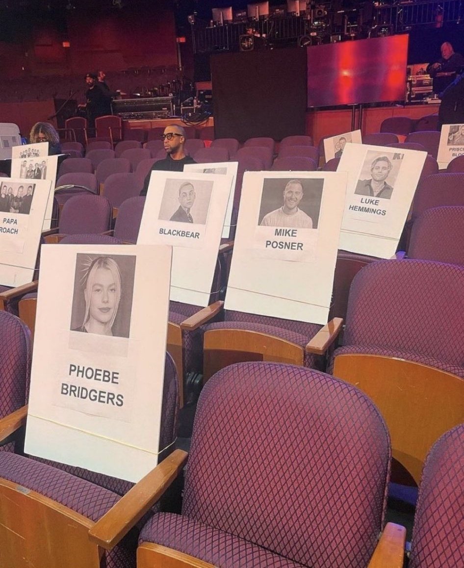 chaosmikhailo's tweet photo. empiezo a entender por qué 5sos no se presenta casi nunca a eventos https://t.co/BT4LYvybAu