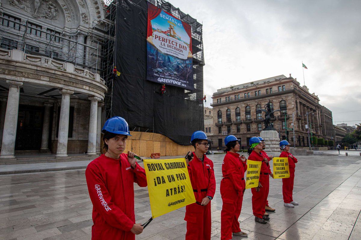 AristeguiOnline's tweet photo. Con manta en Bellas Artes, Greenpeace exige a Semarnat frenar autorización de 'Perfect Day Mahahual' https://t.co/E6L2XH9U91 https://t.co/PNO8cJroYP